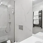 Апартаменти One Cotroceni - Luxurious With Balcony Бухарест