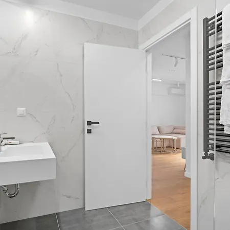 One Cotroceni - Luxurious With Balcony Бухарест